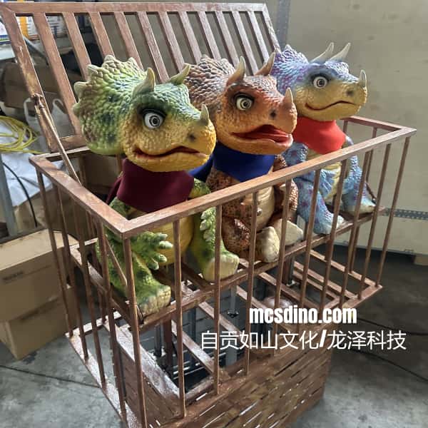 Three colorful dinosaur-like puppets in a wooden cage with 'mesdino.com' branding.