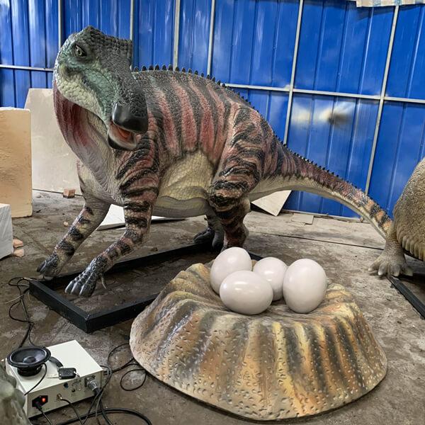 Animatronic Maiasaura and Eggs In Jurassic Park-MCSM001