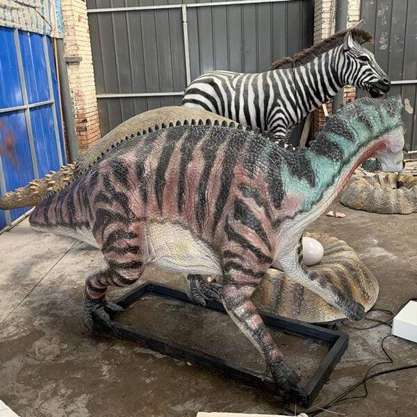Animatronic Maiasaura and Eggs In Jurassic Park-MCSM001