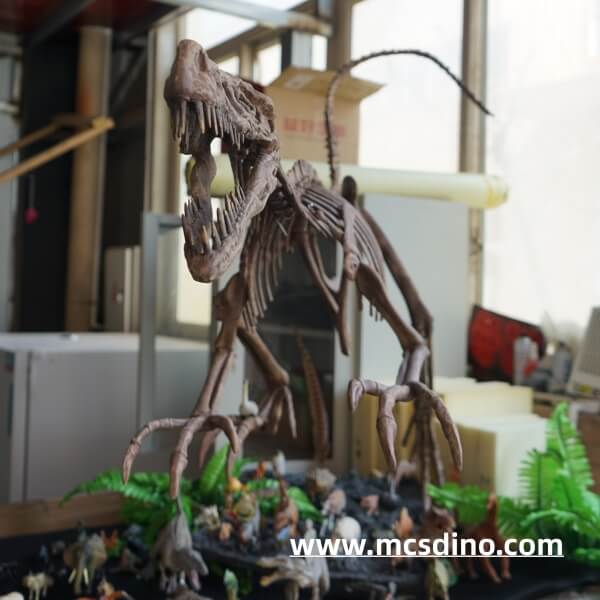 Réplica de esqueleto de Deinonychus montado-SKR034